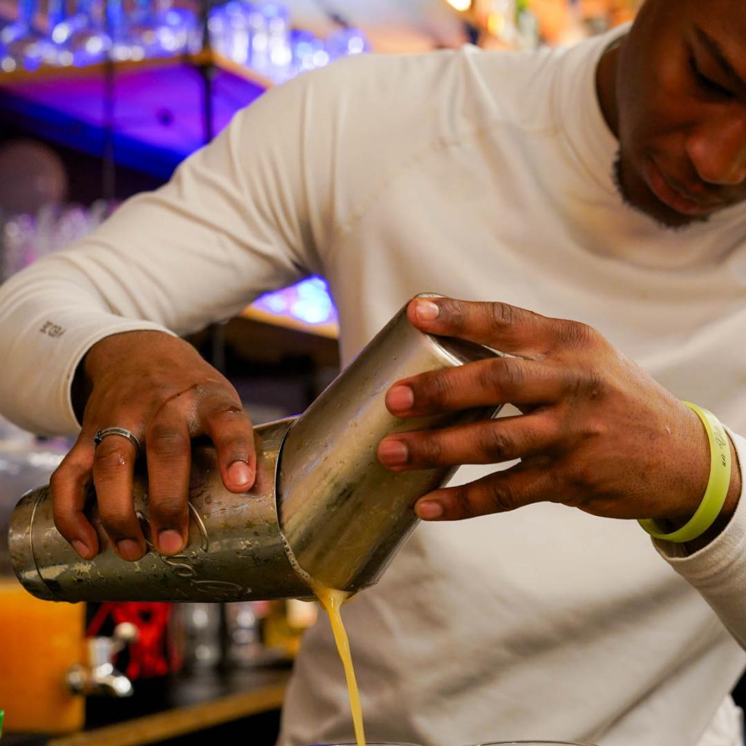 Un cocktail en préparation au Canaille Hab en bord de loire à Nantes 